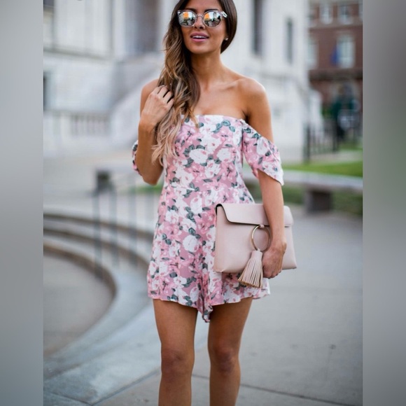 some days lovin Pants - Some Days Lovin Pink Floral Romper Size Medium NWT